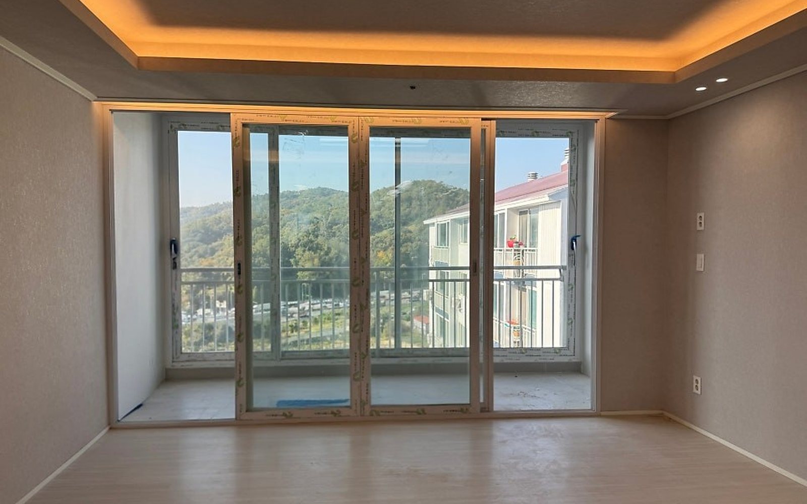 덕풍 한솔리치빌 35평 — 우드 톤 마루와 따뜻한 간접조명으로 채운 거실
